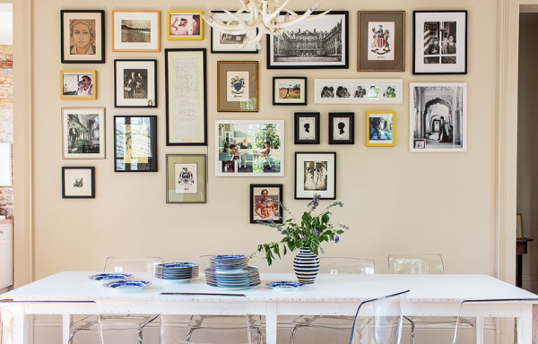 Pajangan dinding dari berbagai bingkai yang berbeda